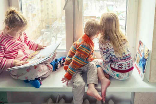 Trois enfants lisant ensemble — garde partagée entre familles