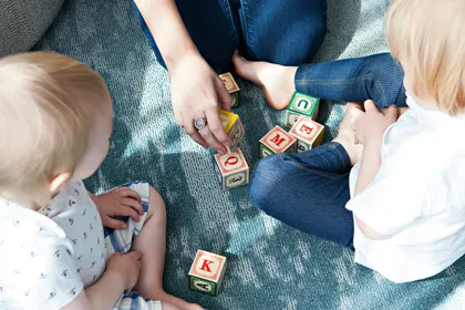 Garde d'enfants jouant avec deux enfants — garde partagée à Brest